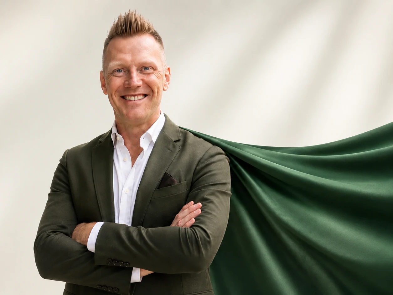 Brian Brandt, grundlægger af AI Hero, med den grønne heltekappe